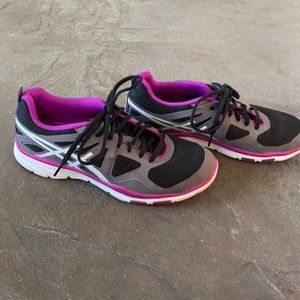 Women’s Asics tennis shoes